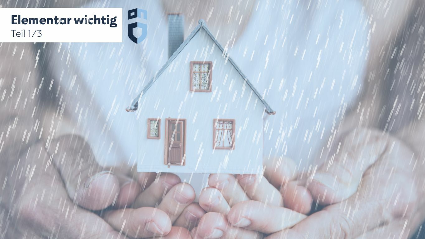 Haus in den Händen einer Familie bei Regen